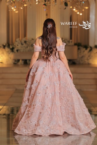 فستان ملكه وردي فاتح بتطريز فاخر وزهور أنيقة