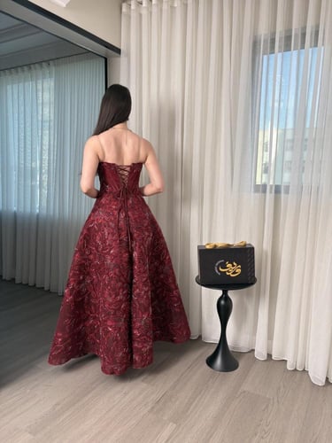 فستان سهرة بتطريز فاخر وقصة أميرة ملكية