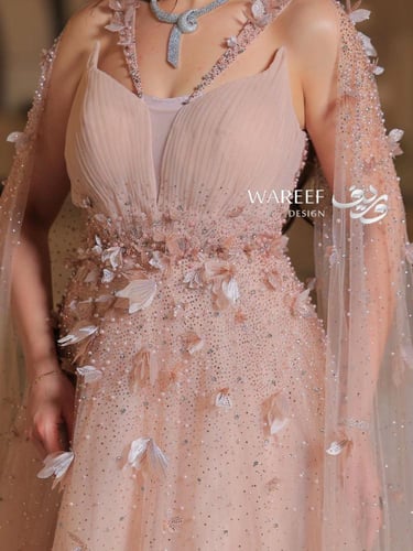 فستان سهره لون لحمي يمتاز باجنحه طويله