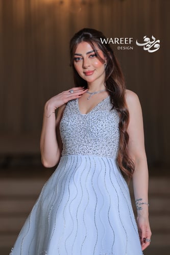 فستان سهرة سماوي طويل بتطريز لامع بدون أكمام من قم...