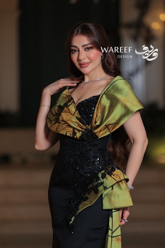 فستان أسود طويل بأكتاف ملفوفة من الأورغنزا الأخضر...