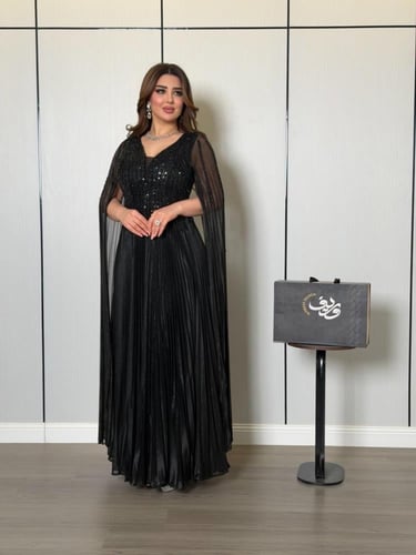 فستان كاب أسود بطيات فاخرة ولمسة براقة