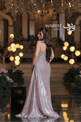 فستان سهرة شامبين وردي بتطريز لؤلؤي وذيل ساتان فاخ...