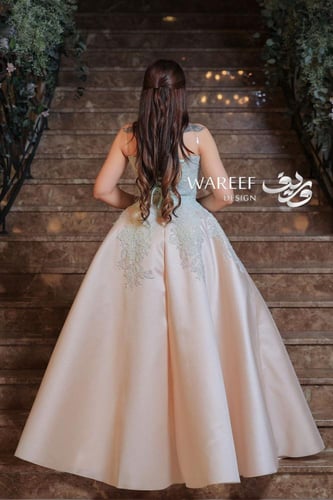 فستان سهره باللون الوردي والسماوي