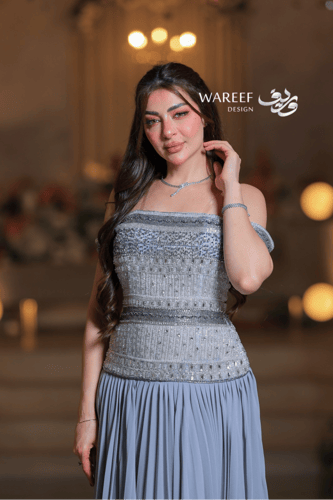 فستان سهرة رصاصي فاخر مطرز بالكامل بتصميم الأكتاف...