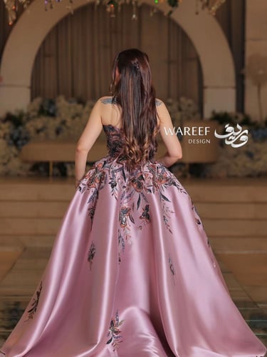 فستان ملكة اللون الزهري بالشك المشجر