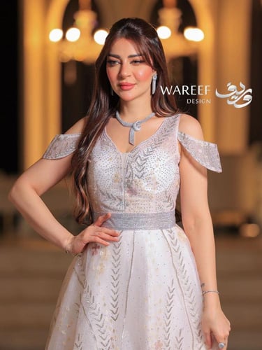 فستان سهرة باللون البيج مميز بتطريز مشجر