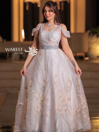 فستان سهرة باللون البيج مميز بتطريز مشجر