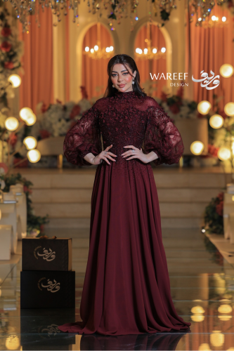 فستان سهرة عودي طويل فاخر بتطريزات لامعة وأكمام شي...