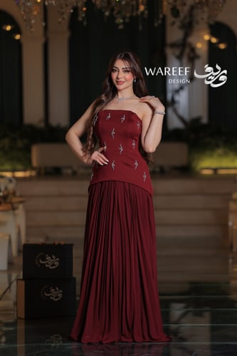 فستان سهرة عنابي بدون اكمام تنورة بليسيه صدر مطرز...