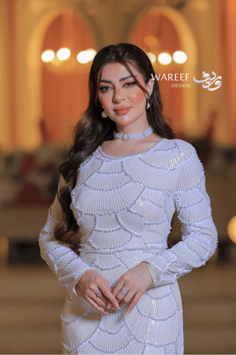 فستان سهرة سكري بأحجار لؤلؤية وتطريز ناعم
