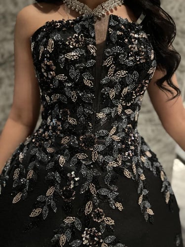 فستان أسود بشك على شكل أوراق متلألئة