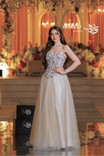 فستان سكري طويل بتنورة تول منفوشة وكورسيه مطرز بال...