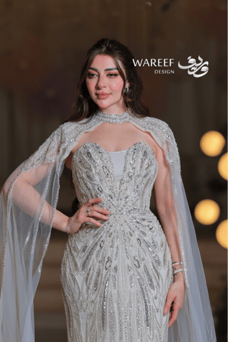 فستان سهرة شامبين مطرّز بالكامل مع كاب شفاف لإطلال...