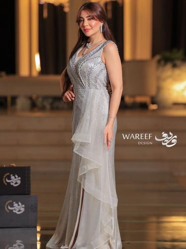 فستان سهرة بقصة V باللون الفضي