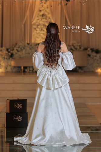 فستان سكري ضيق مع ذيل واكمام منفصله مزين بالقصوص -...