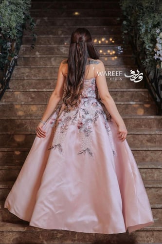 فستان سهره باللون الوردي مزين بالشك