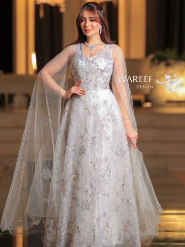 فستان سهرة ابيض باكمام واسعه وطويله