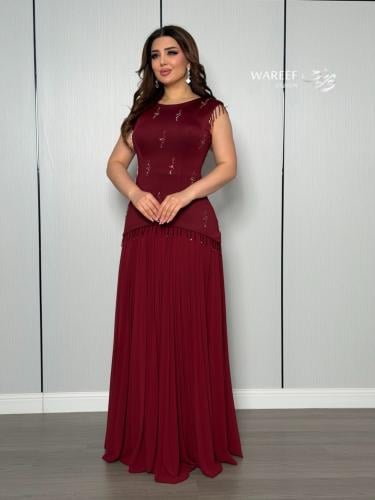 فستان خمري ناعم بقصّة أنيقة ولمسة تطريز خفيفة