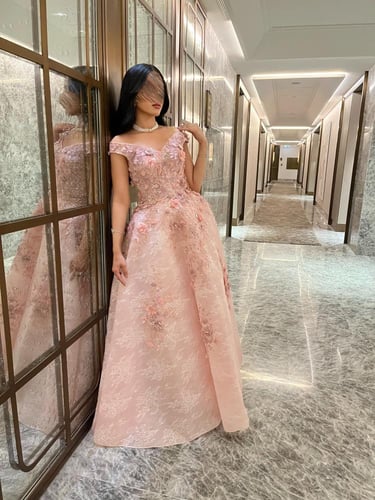 ‎فستان دانتيل سهرة وردي بزهور ناعمة