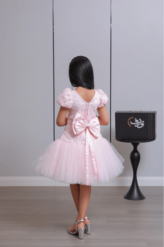 فستان بناتي وردي بتصميم تول أميري وتنورة منفوشة