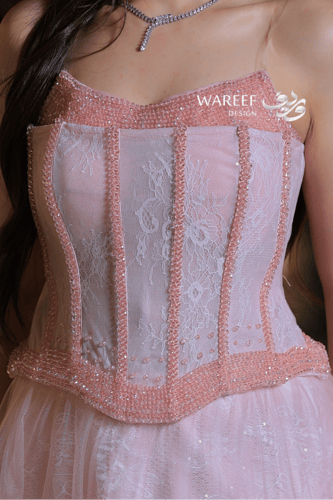 فستان سهرة وردي ناعم بتصميم كورسيه مطرّز وتنورة تو...