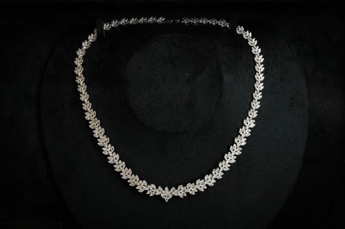 طقم زركون فضي بتصميم إكليل الأوراق من WAREEF