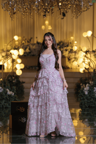 فستان سهرة وردي لؤلؤي بطبقات تول مزخرفة وقصة كورسي...
