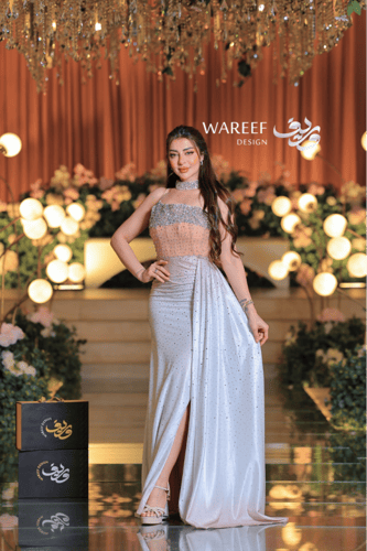 فستان سهرة فضّي وردي فاخر بتطريز كريستالات لامعة و...