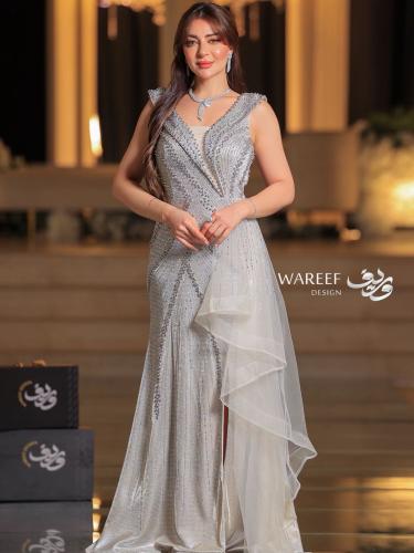 فستان سهرة بقصة V باللون الفضي