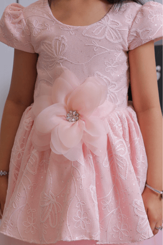 فستان بناتي وردي بتصميم دانتيل وتنورة تول ناعمة