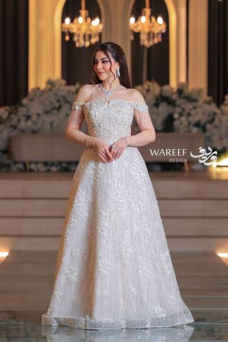 فستان سهره اوف شولدر باللون الابيض مزين بالتطريز