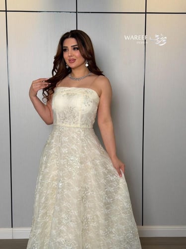 فستان سهرة عاجي ملكي بتطريز كريستالي ناعم وقصّة صد...
