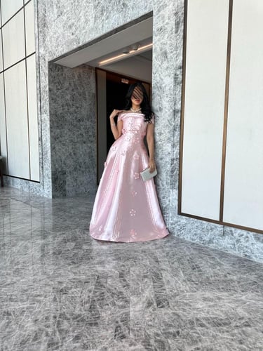 فستان ميكادو أوف تشولدرز بتطريز لولو وورد أنيقة