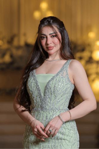 فستان سهرة أخضر فستقي مطرز بتفاصيل ريشية وقصة ميرم...