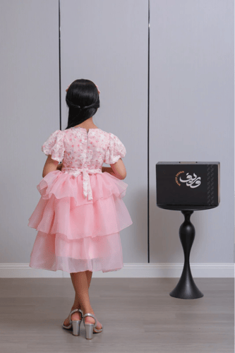 فستان بناتي وردي بطبقات تول ناعمة وتطريز أنيق