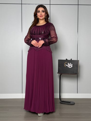 فستان موف فاتح بتطريز لامع وتنورة بليسيه راقية