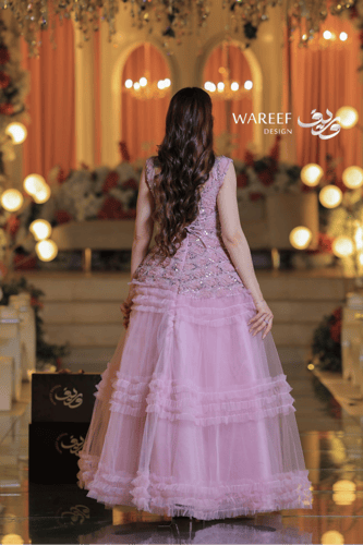 فستان سهرة وردي مزخرف بالترتر