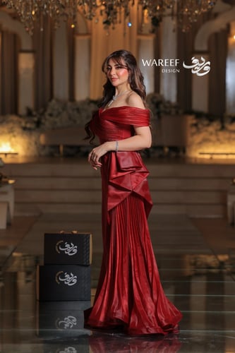 فستان نبيتي راقٍ بخصر مرصع وطيات أنيقة