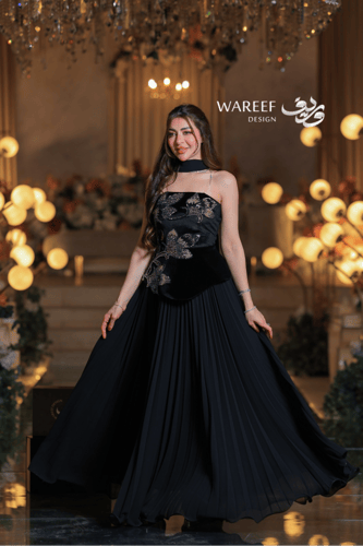 فستان سهرة أسود راق بتطريز مخملي فاخر وتنورة بليسي...