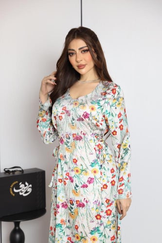 جلابية طويلة باللون السكري بنقشة زهور ملونة وقصة ا...