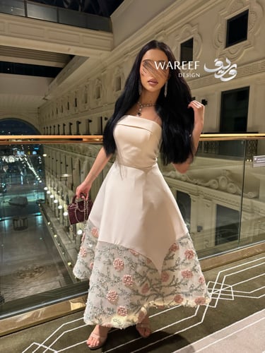 فستان سهرة عاجي مطرز بورود وردية ناعمة