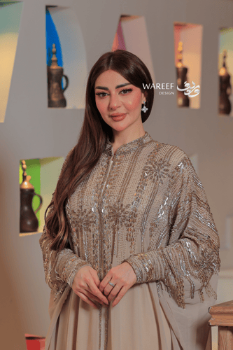 جلابية بيج ذهبية فاخرة قطعتين من الساتان والشيفون...