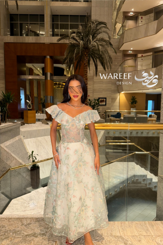 فستان سهرة سماوي أوف شولدر مطرز بالشك المشجر بتصمي...