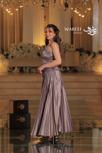 فستان رمادي موف بتطريز لامع وتنورة كسرات تصميم A-L...