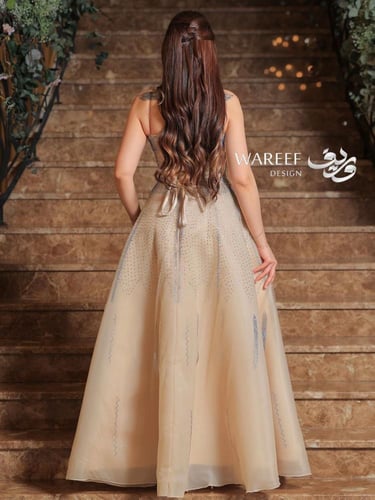 فستان سهرة باللون البيج مزين بتطريز لامع وفخم