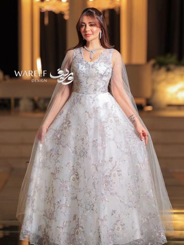 فستان سهرة ابيض باكمام واسعه وطويله