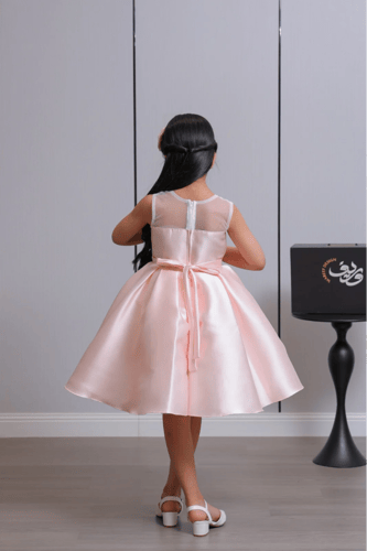 فستان بناتي وردي ساتان بفيونكة أمامية أنيقة