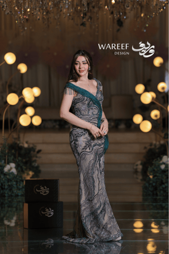 فستان سهرة بلون أخضر زمردي مطرّز بتفاصيل فاخرة وتص...