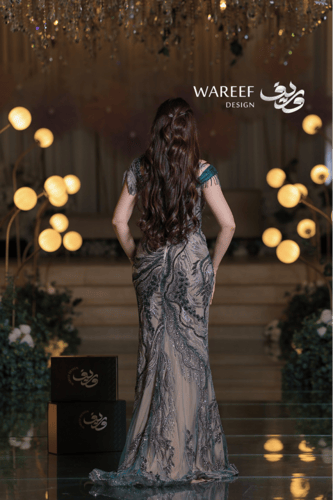 فستان سهرة بلون أخضر زمردي مطرّز بتفاصيل فاخرة وتص...